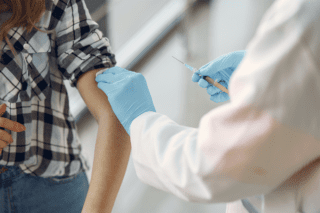 Дополнительная и бустерная дозы вакцины: объясняем в чем разница
