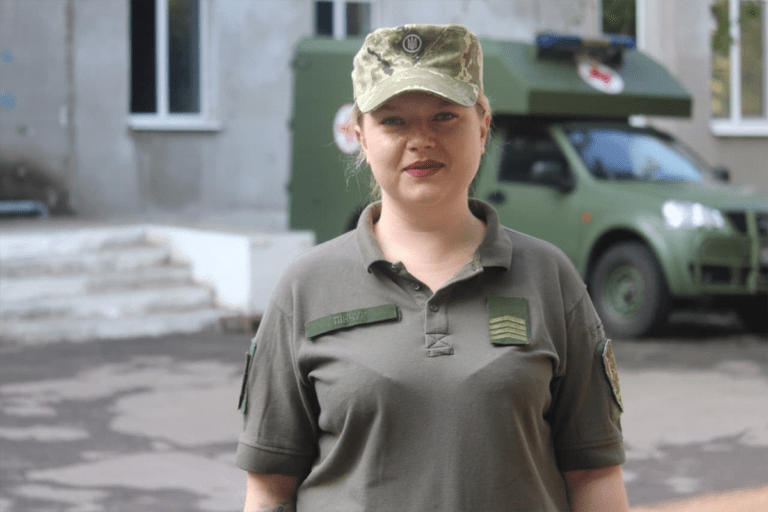Жінка-військова в ЗСУ