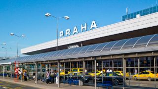 Празький аеропорт не оголошуватиме російською