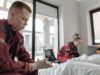 Пихать ложку в рот не стоит — невролог о том, как помочь человеку при судорогах