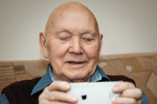 Смартфони для пенсіонерів - кому видаватимуть, коли, навіщо