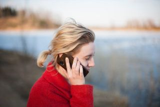 Мобільні оператори скасували плату за дзвінки в Україну