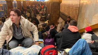 С маленькими детьми и на полу – ситуация в метро Киева