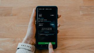 Міжнародні платіжні системи скасували плату за послуги для українців