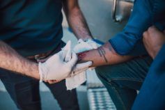 Щоб не розгубитись! Як правильно обробити поранення — інструкція від МОЗ