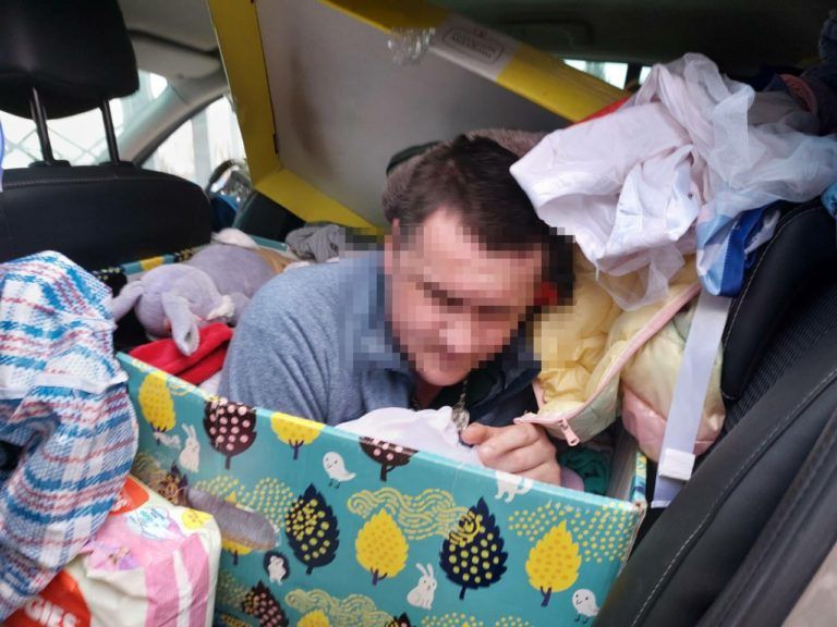мужчина в бейби боксе