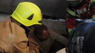 чоловіка 9 годин рятувальники витягали з-під завалів