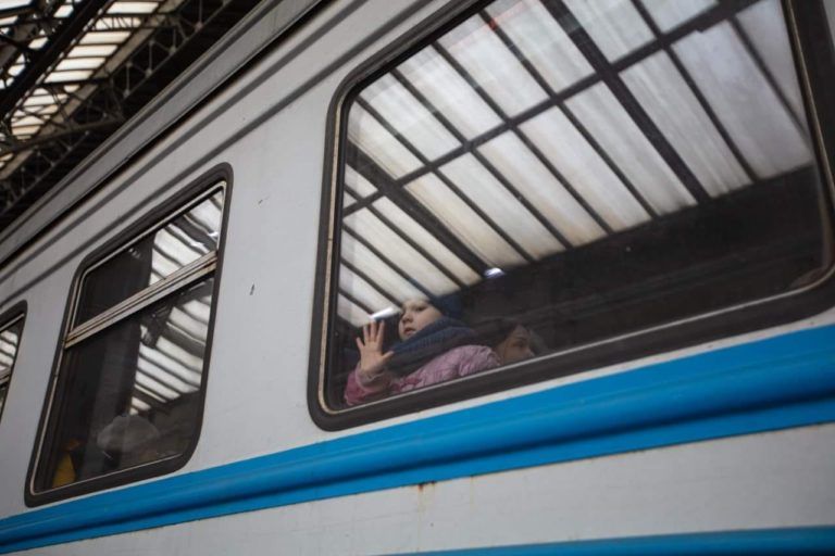 Укрзалізниця рятує життя дітей