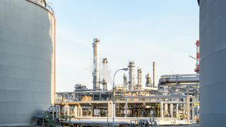 Навіщо Росія бомбить нафтобази