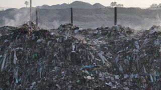 Сміття під вікнами та людські фекалії у дворах
