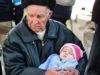 Ангел, що оберігає сон онуки: зворушлива історія 84-річного дідуся