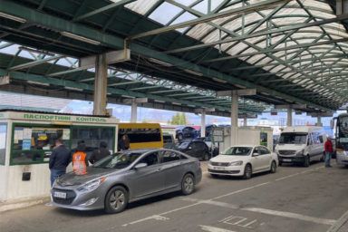 Виїхати за кордон можна з українським паспортом