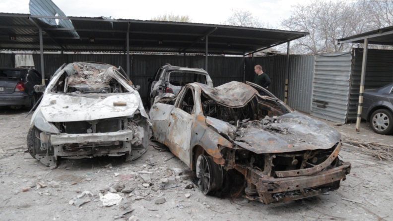 Люди, рятуючись від пожежі, вистрибували з вікон: репортаж з лікарні та історії людей з Одеси Фото 7 до: Обстріл Одеси: наслідки трагедії, історії людей та репортаж з лікарні – ФОТО