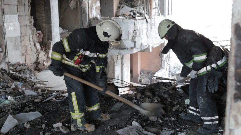 Люди, рятуючись від пожежі, вистрибували з вікон: репортаж з лікарні та історії людей з Одеси Фото 5 до: Обстріл Одеси: наслідки трагедії, історії людей та репортаж з лікарні – ФОТО