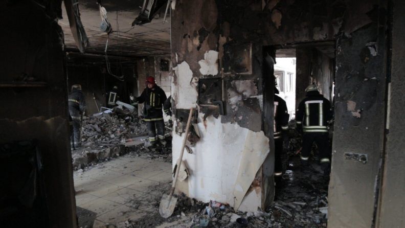 Люди, рятуючись від пожежі, вистрибували з вікон: репортаж з лікарні та історії людей з Одеси Фото 4 до: Обстріл Одеси: наслідки трагедії, історії людей та репортаж з лікарні – ФОТО