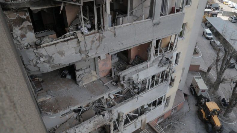 Люди, рятуючись від пожежі, вистрибували з вікон: репортаж з лікарні та історії людей з Одеси Фото 2 до: Обстріл Одеси: наслідки трагедії, історії людей та репортаж з лікарні – ФОТО