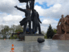 У Києві зносять монумент під Аркою дружби народів — першою пала голова росіянина