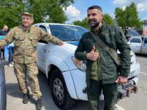 Фото 7 до: Джеремі Кларксон купив пікапи для допомоги Україні