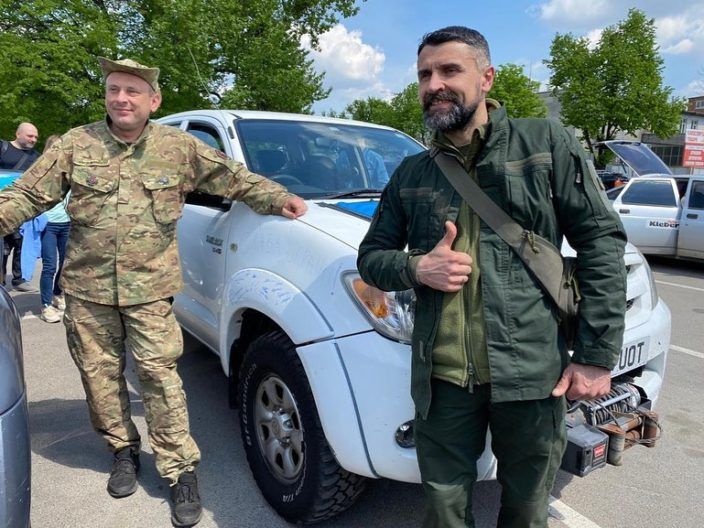 Фото 3 до: Джеремі Кларксон купив пікапи для допомоги Україні