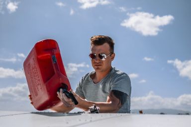 Як прибрати запах бензину