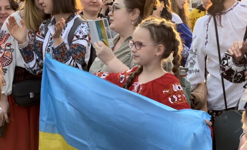 Фото 1 до: День вишиванки 2022 у Варшаві – історії українців, які святкували закордоном