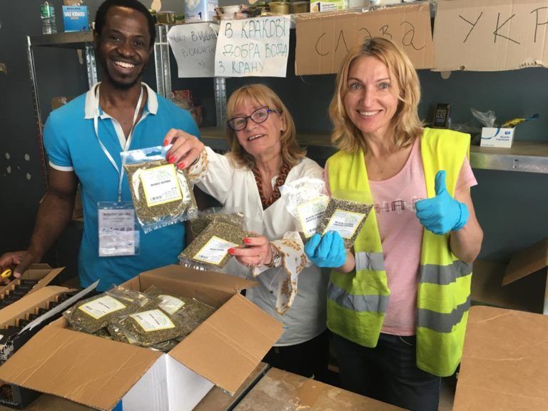 Подружжя Холі та Саймон допомагають Україні