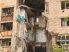 Вход остался, дома нет: жильцы многоэтажки в Бахмуте приходят посмотреть на разбомбленное жилье