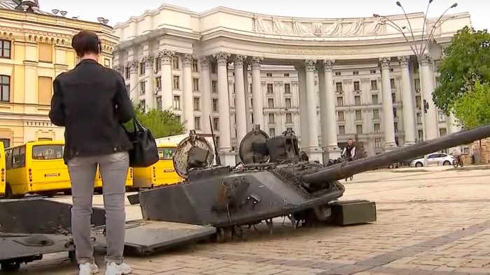 На Михайлівській площі створили виставку втрат окупантів