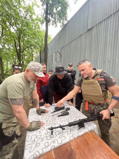Пора научиться быть с оружием на “ты” — шеф-повар Эктор Хименес-Браво прошел военное обучение Фото 1 к: Надо быть готовым ко всему