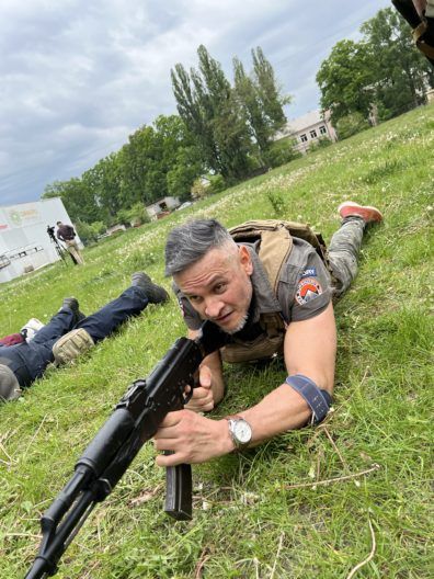 Пора научиться быть с оружием на “ты” — шеф-повар Эктор Хименес-Браво прошел военное обучение Фото 3 к: Надо быть готовым ко всему