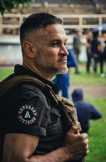 Пора научиться быть с оружием на “ты” — шеф-повар Эктор Хименес-Браво прошел военное обучение Фото 4 к: Надо быть готовым ко всему