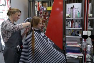 У Чернігові 9-річна дівчинка продала волосся, щоб допомогти ЗСУ