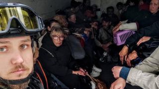 Як евакуюють пенсіонерів з Донеччини