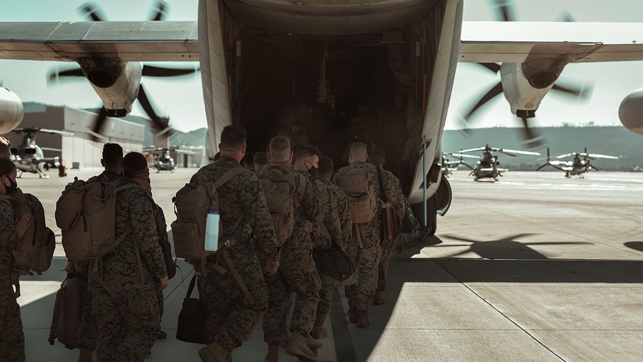 Перше відео безстрашного десанту, що доправив підмогу бійцям Азову