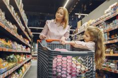 Безкоштовні картки на продукти для українців в Польщі