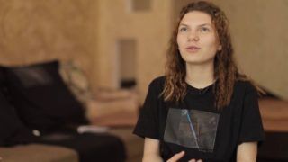 Сестра азовця нагадує про героїв Азовсталі друкованими футболками