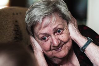 “Как убедить пожилого человека спуститься в укрытие?”