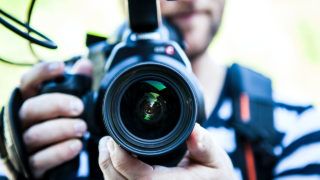 Фотограф створив випускний альбом на тлі зруйнованого Чернігова