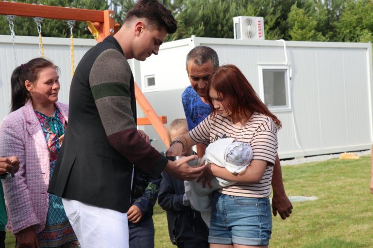 Переселенці_отримують_ключі_від_модулів