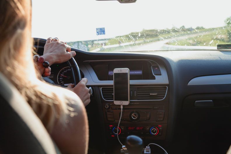 Історії жінок-водійок, які провозять автівки через митницю для фронту