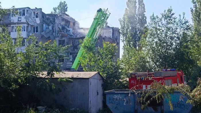 Фото до: Обстріл Миколаєва, росіяни влучили у багатоповерхівку: фото і відео