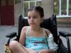 Хочу одягнути протез і піти на гімнастику: Саша постраждала під час ракетного удару, але мріє знову стати на ноги