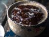 Шоколадная овсянка с орехами и фруктами — идеальное решение на завтрак. Рецепт от Джейми Оливера