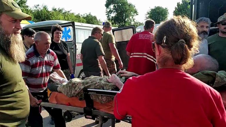 Звільнені з полону захисники Маріуполя