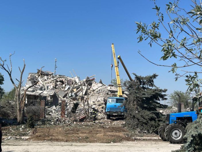 Фото 1 до: Дружина лежала мертва поруч зі мною. Сина відкинуло в сторону. Я його тримав на руках. А потім його вже не було.