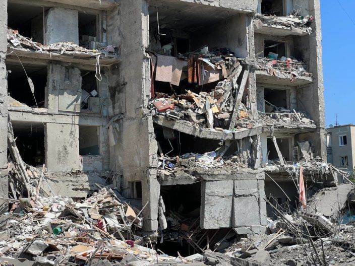 Фото 6 до: Дружина лежала мертва поруч зі мною. Сина відкинуло в сторону. Я його тримав на руках. А потім його вже не було.