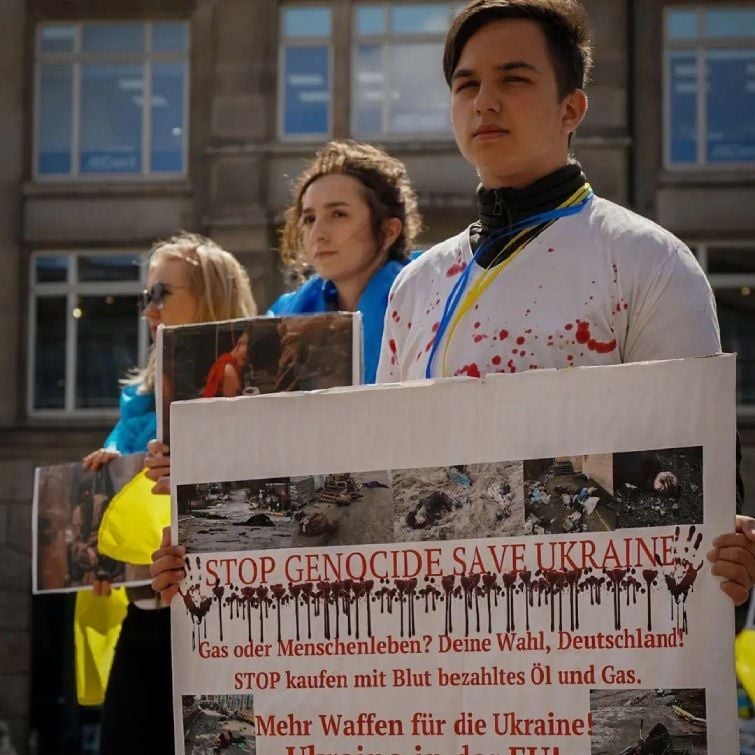 Підліток влаштовує акції протесту на підтримку України в Німеччині