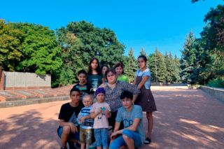 Історія матері-виховательки 22 дітей рятує їх від війни та волонтерить