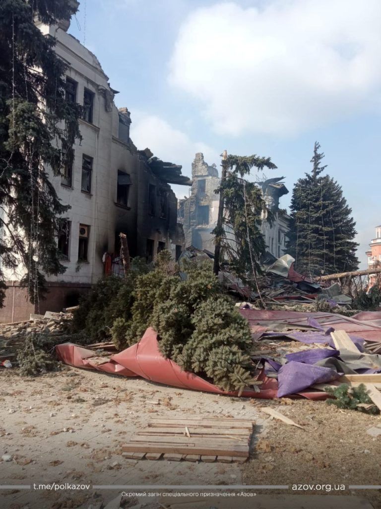 Авіаудар по драмтеатру Маіруполя