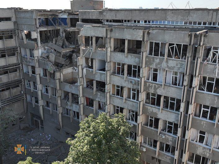 Хотят уничтожить наше образование. Россияне ударили по двум университетам в Николаеве Фото 2 к: Последствия обстрела Николаева 15.07.2022: русские обстреляли 2 университета в Николаеве